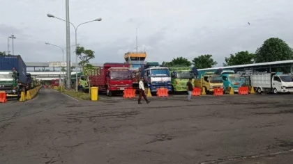 Antrean kendaraan angkutan barang mengular di area Pelabuhan Gilimanuk akibat gangguan cuaca di perairan Selat Bali, Selasa 24 Juni 2025. (Foto: Istimewa)