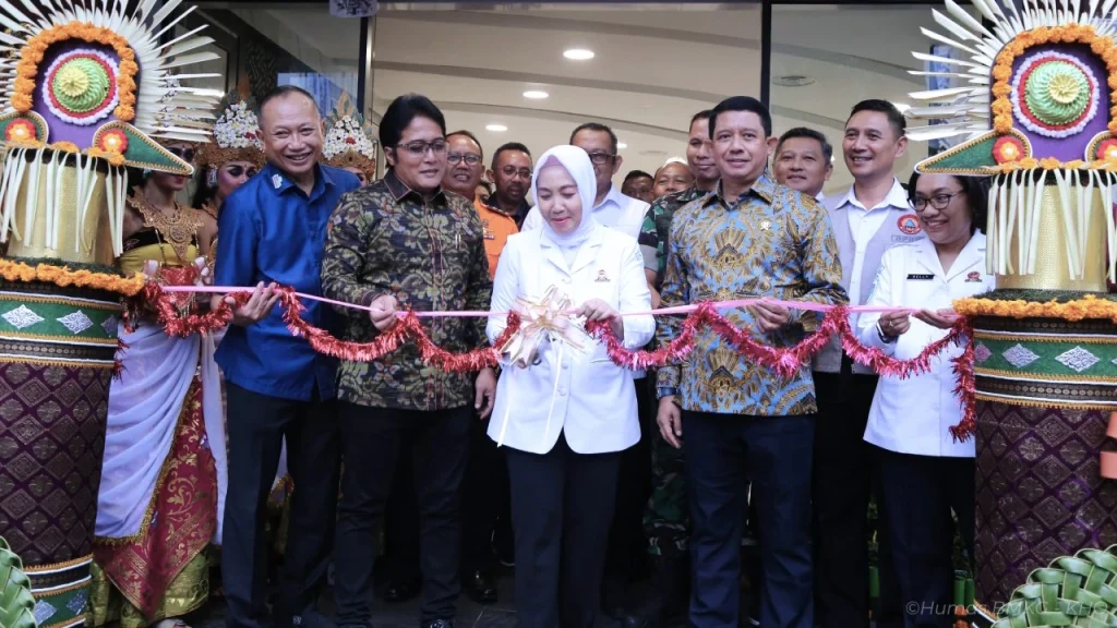 Kepala BMKG Dwikorita Karnawati (tengah) didampingi sejumlah pejabat meresmikan Gedung Backup Sistem Peringatan Dini Multi Bahaya BMKG di Badung, Bali, Sabtu (14/6/2025).