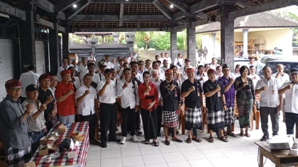 Para peserta Bimbingan Teknis (Bimtek) dari BPD Selemadeg Raya dan Pupuan berfoto bersama usai pembukaan kegiatan di Bale Banjar Selemadeg Kelod, Kamis, 26 Juni 2025. Kegiatan ini bertujuan memperkuat peran BPD dalam mendukung Koperasi Merah Putih sebagai upaya mewujudkan desa mandiri dan sejahtera. (Foto: Istimewa)