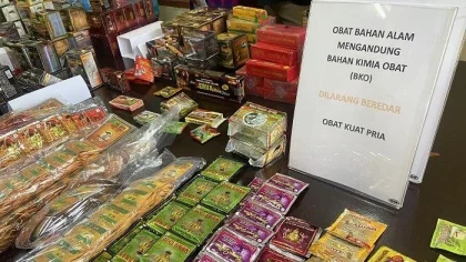 Puluhan obat tradisional ilegal berbagai merek disita BBPOM Denpasar dalam operasi pengawasan di dua lokasi di Kota Denpasar. Produk-produk ini terbukti mengandung bahan kimia obat (BKO) dan dilarang untuk beredar karena membahayakan kesehatan. (Foto: Istimewa)