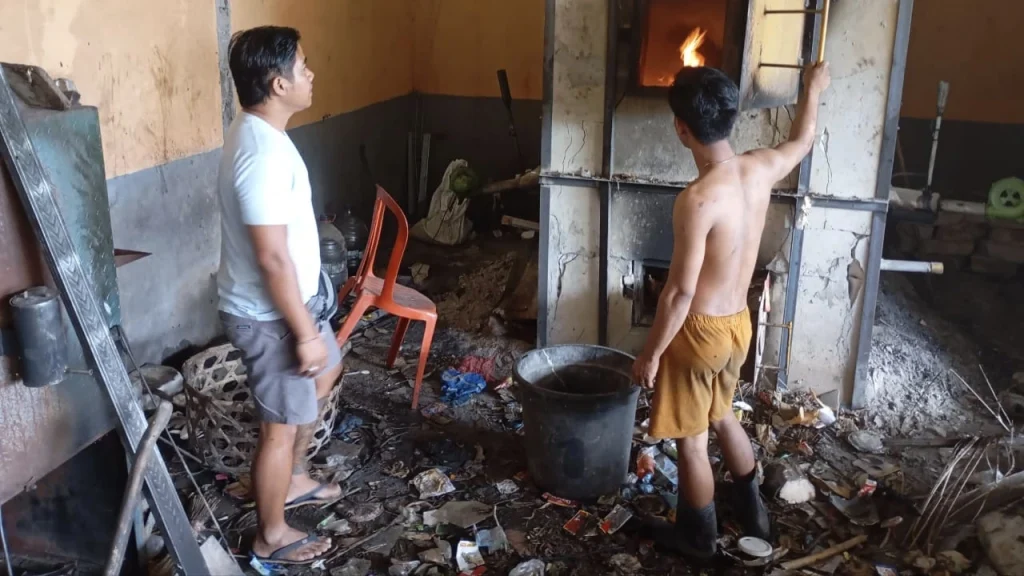Pengoperasikan insinerator dalam unit pengelolaan sampah terpadu BUMDes Mesari di Desa Bantas, Kecamatan Selemadeg Timur, Kabupaten Tabanan. Teknologi ini digunakan untuk mengolah sampah organik dan anorganik secara efisien demi mendukung ekonomi sirkular di tingkat desa. (Foto: Istimewa)
