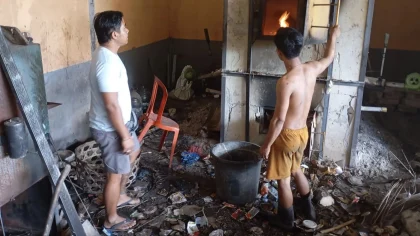Pengoperasikan insinerator dalam unit pengelolaan sampah terpadu BUMDes Mesari di Desa Bantas, Kecamatan Selemadeg Timur, Kabupaten Tabanan. Teknologi ini digunakan untuk mengolah sampah organik dan anorganik secara efisien demi mendukung ekonomi sirkular di tingkat desa. (Foto: Istimewa)