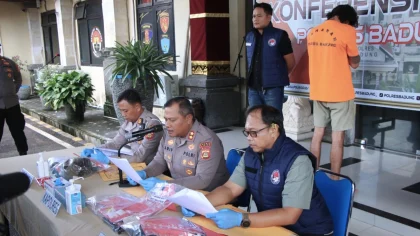 Kapolres Badung AKBP M. Arif Batubara (tengah) didampingi jajaran saat menggelar konferensi pers terkait penangkapan WNA asal Australia yang kedapatan membawa narkotika jenis kokain dan MDMA, Sabtu (14/6/2025). Pelaku tampak berdiri mengenakan baju tahanan oranye. (Foto: Istimewa)