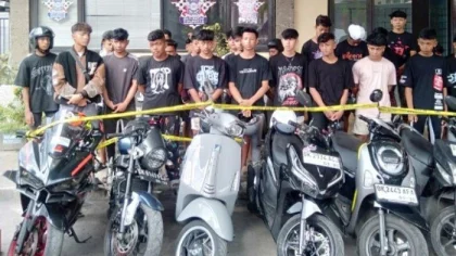Sejumlah remaja bersama motor yang digunakan saat konvoi ugal-ugalan di Jalan Raya Puputan Renon, Denpasar, saat diamankan di Mapolresta Denpasar. (Foto: Istimewa)