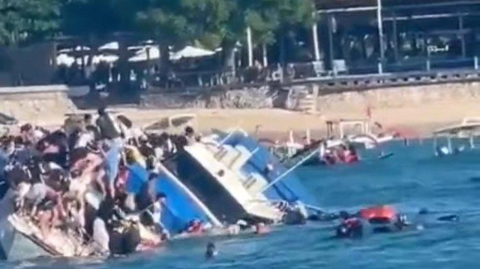 Penumpang berusaha menyelamatkan diri saat sebuah fast boat karam setelah dihantam ombak di Pelabuhan Tanjung Sanghyang, Desa Lembongan, Nusa Penida, Klungkung, Rabu (4/6/2025). (Foto: Istimewa)
