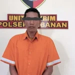 Pelaku pencurian dengan pemberatan berinisial IWK (33) asal Karangasem saat diamankan di Mapolsek Tabanan, usai menggasak dua unit televisi di sebuah penginapan di wilayah Dauh Peken, Tabanan. (Foto: Istimewa)