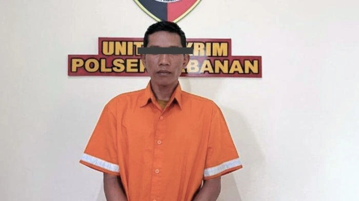Pelaku pencurian dengan pemberatan berinisial IWK (33) asal Karangasem saat diamankan di Mapolsek Tabanan, usai menggasak dua unit televisi di sebuah penginapan di wilayah Dauh Peken, Tabanan. (Foto: Istimewa)