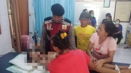 Petugas dan keluarga korban berada di ruang UGD Puskesmas Gerokgak, setelah bocah 9 tahun ditemukan tenggelam di tambak udang milik warga di Desa Celukan Bawang, Buleleng. (Foto: Istimewa)