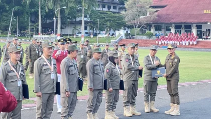 Bupati Badung I Wayan Adi Arnawa menerima penghargaan alumni kehormatan IPDN dalam apel penutupan retreat kepala daerah gelombang kedua di Kampus IPDN Jatinangor, Kamis (26/6/2025). (Foto: Istimewa)