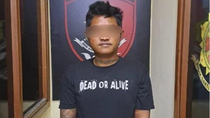 Pelaku penusukan berinisial G saat diamankan aparat kepolisian usai menyerang mantan kekasihnya di Denpasar, Bali. (Foto: Istimewa)