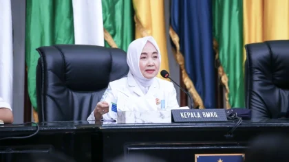 Kepala BMKG Dwikorita Karnawati saat memberikan keterangan pers terkait potensi cuaca ekstrem selama masa libur sekolah di Gedung BMKG, Jakarta. BMKG mengimbau masyarakat agar tetap waspada terhadap hujan lebat dan angin kencang meski telah memasuki musim kemarau. (Foto: Istimewa)