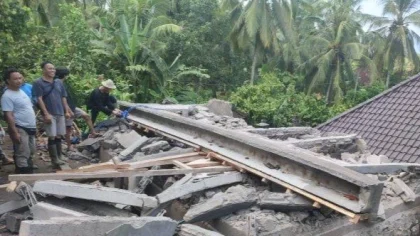 Warga bergotong royong membersihkan puing bangunan dapur yang ambruk akibat longsor di Banjar Pengeragoan Dauh Tukad, Desa Pengeragoan, Kecamatan Pekutatan, Jembrana. Tidak ada korban jiwa dalam peristiwa ini, namun kerugian material diperkirakan mencapai puluhan juta rupiah. (Foto: Istimewa)