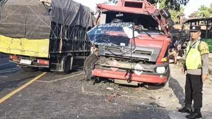 Petugas kepolisian saat melakukan olah TKP kecelakaan dua truk besar di jalur nasional Denpasar–Gilimanuk, Desa Bantas, Kecamatan Selemadeg Timur, Kabupaten Tabanan, Jumat (6/6) sore. Salah satu truk mengalami kerusakan parah pada bagian depan. (Foto: Istimewa)