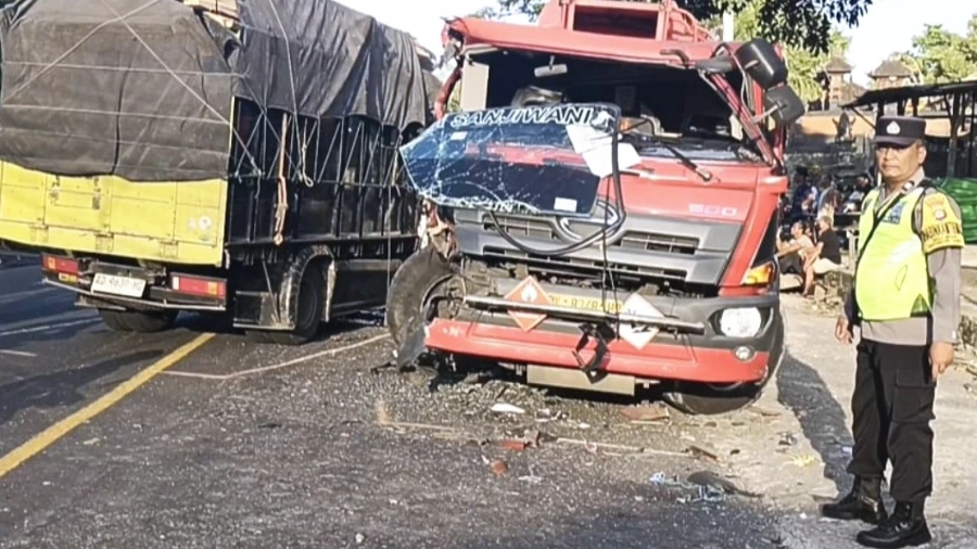 Petugas kepolisian saat melakukan olah TKP kecelakaan dua truk besar di jalur nasional Denpasar–Gilimanuk, Desa Bantas, Kecamatan Selemadeg Timur, Kabupaten Tabanan, Jumat (6/6) sore. Salah satu truk mengalami kerusakan parah pada bagian depan. (Foto: Istimewa)