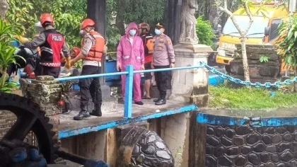 Petugas gabungan dari kepolisian, Basarnas, BPBD, dan Damkar bersiap melakukan evakuasi jenazah perempuan tanpa identitas yang ditemukan tersangkut di pintu air Dam Oongan, Jalan Noja Saraswati, Denpasar Utara, Rabu (25/6/2025) sore. (Foto: Istimewa)