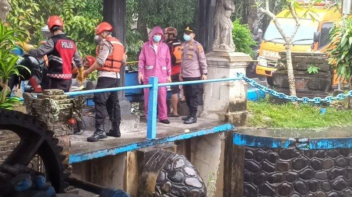 Petugas gabungan dari kepolisian, Basarnas, BPBD, dan Damkar bersiap melakukan evakuasi jenazah perempuan tanpa identitas yang ditemukan tersangkut di pintu air Dam Oongan, Jalan Noja Saraswati, Denpasar Utara, Rabu (25/6/2025) sore. (Foto: Istimewa)