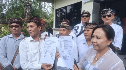 Sejumlah kader Partai Gerindra Tabanan dan relawan Semut menunjukkan bukti laporan terhadap Perbekel Baturiti, I Made Suryana, usai mengadukan dugaan ujaran kebencian ke Mapolres Tabanan, Jumat (13/6/2025). (Foto: Istimewa)