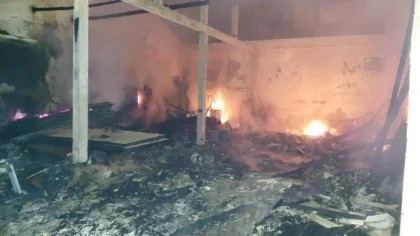Kondisi bagian dalam gudang mebel di Banjar Gumicik, Desa Ketewel, Sukawati, Gianyar, yang hangus terbakar dilalap api pada Sabtu malam, 21 Juni 2025. Material kayu dan perlengkapan produksi habis terbakar. (Foto: Istimewa)