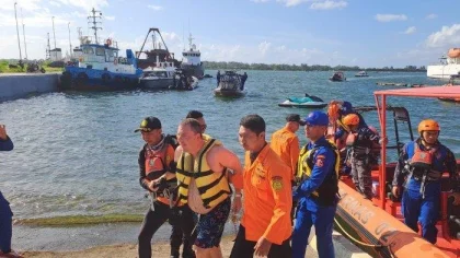 Tim SAR gabungan mengevakuasi Petter Picetti Falcone, turis asal Amerika Serikat, yang ditemukan selamat setelah hilang semalaman di laut akibat kehabisan bahan bakar saat bermain jetski di perairan Nusa Penida. (Foto: Istimewa)