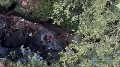 Petugas SAR gabungan saat mengevakuasi jenazah Mikhdad Ikhsan Fahmi dari dasar jurang sedalam 50 meter di kawasan jembatan penghubung Desa Perean dan Desa Tua, Kecamatan Baturiti, Tabanan. (Foto: Istimewa)