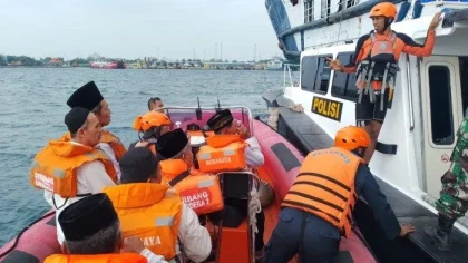 Petugas SAR gabungan mengevakuasi para penumpang KMP Gerbang Samudra 2 yang kandas di perairan Gilimanuk, Jembrana, Minggu (22/6/2025). Seluruh penumpang berhasil diselamatkan dalam kondisi selamat. (Foto: Istimewa)