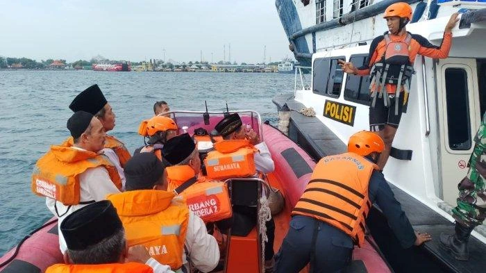 Petugas SAR gabungan mengevakuasi para penumpang KMP Gerbang Samudra 2 yang kandas di perairan Gilimanuk, Jembrana, Minggu (22/6/2025). Seluruh penumpang berhasil diselamatkan dalam kondisi selamat. (Foto: Istimewa)