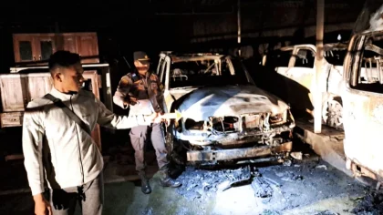 Petugas kepolisian melakukan olah TKP di lokasi kebakaran gudang milik PT Lipuri Jagat, Banjar Sanggulan, Desa Banjar Anyar, Kediri, Tabanan, Bali. Sejumlah kendaraan mewah tampak hangus terbakar. (Foto: Istimewa)