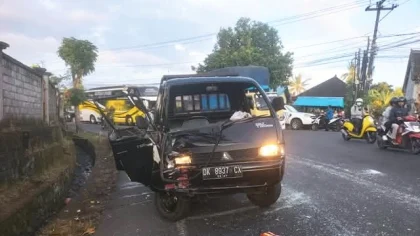 Kondisi mobil pick up DK 8937 CX mengalami kerusakan parah di bagian depan usai terlibat tabrakan dengan bus di tikungan wilayah Banjar Dinas Singin, Desa Selemadeg, Kecamatan Selemadeg, Kabupaten Tabanan, Senin (23/6/2025) pagi. (Foto: Istimewa)