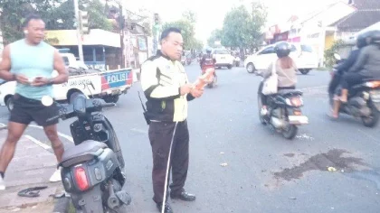 Petugas kepolisian melakukan olah tempat kejadian perkara (TKP) usai kecelakaan maut yang melibatkan dua sepeda motor dan sebuah truk di simpang empat Blahbatuh, Gianyar, Bali, Senin (2/6/2025) pagi. (Foto: Istimewa)