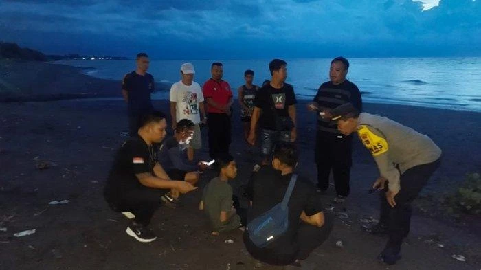 Warga bersama aparat kepolisian berjibaku di Pantai Tangguwisia, Buleleng, saat melakukan pencarian terhadap pelajar yang terseret ombak, Sabtu (31/5/2025) sore (Foto: Istimewa)