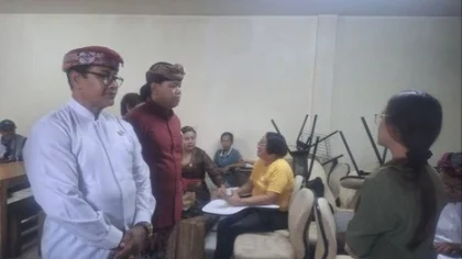 Ketua Komisi IV DPRD Tabanan, I Gusti Komang Wastana bersama anggota dewan saat melakukan sidak ke panti asuhan di Kecamatan Tabanan, menyusul dugaan eksploitasi anak. (Foto: Istimewa)