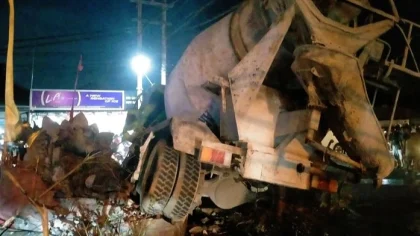 Kondisi truk molen yang mengalami rem blong hingga menabrak patung Ganesha di pertigaan jalan Singaraja–Kintamani, Desa Kubutambahan, Buleleng, Bali, Minggu (29/6/2025) malam. Kecelakaan ini menewaskan seorang warga setempat. (Foto: Istimewa)