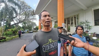 Salah satu warga terdampak, Mariono, menyampaikan keluhannya kepada awak media usai mengikuti aksi damai menolak operasional mesin diesel PLTGU Pemaron di Kantor Bupati Buleleng, Senin (16/6/2025). Warga menuntut penghentian operasional atau pembebasan lahan karena dampak kebisingan dan polusi. (Foto: Istimewa)