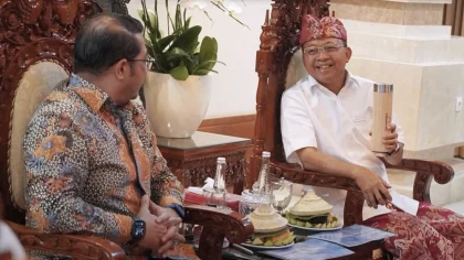 Menteri Ekonomi Kreatif RI Teuku Riefky Harsya (kiri) berbincang santai dengan Gubernur Bali Wayan Koster (kanan) saat kunjungan kerja membahas kemajuan ekonomi kreatif Bali. (Foto: Istimewa)