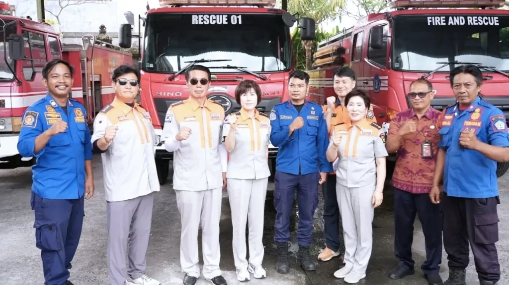 Perwakilan National Fire Agency (NFA) Korea Selatan bersama jajaran Dinas Kebakaran dan Penyelamatan Kabupaten Badung usai sesi diskusi dan demonstrasi di halaman kantor Damkar Badung, Selasa, 24 Juni 2025. (Foto: Istimewa)
