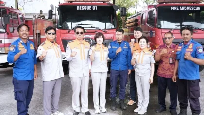 Perwakilan National Fire Agency (NFA) Korea Selatan bersama jajaran Dinas Kebakaran dan Penyelamatan Kabupaten Badung usai sesi diskusi dan demonstrasi di halaman kantor Damkar Badung, Selasa, 24 Juni 2025. (Foto: Istimewa)