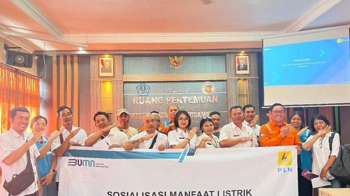 Petugas PLN Bali bersama perwakilan masyarakat, aparat kelurahan, Babinkamtibmas, dan Linmas usai kegiatan sosialisasi manfaat listrik dan bahaya bermain layang-layang di sekitar jaringan listrik tegangan tinggi, yang digelar di Kantor Lurah Padangsambian, Denpasar Barat, Selasa (4/6/2025). (Foto: Istimewa)