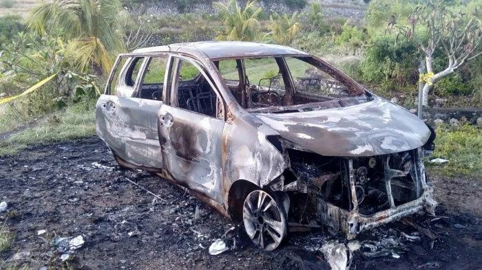 Mobil Daihatsu Xenia hangus terbakar setelah diduga dibakar di atas lahan kosong milik warga di Banjar Sental Kangin, Desa Ped, Nusa Penida, Kamis (5/6/2025) malam. (Foto: Istimewa)