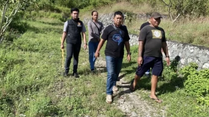 Petugas Unit Reskrim Polsek Nusa Penida saat mengamankan terduga pelaku pembakaran mobil di Banjar Sental Kangin, Desa Ped, Kecamatan Nusa Penida, Klungkung. (Foto: Istimewa)