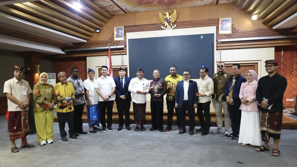 Sekretaris Daerah Kota Denpasar, Ida Bagus Alit Wiradana, bersama jajaran Komite I DPD RI, termasuk Wakil Ketua Komite I Carel Simon Petrus Suebu dan Senator Bali Shri I Gusti Ngurah Arya Wedakarna, usai kegiatan Seminar Uji Sahih RUU Perkotaan di Gedung Sewaka Dharma, Denpasar, Kamis (26/6/2025). (Foto: Istimewa/denpasarkota.go.id)