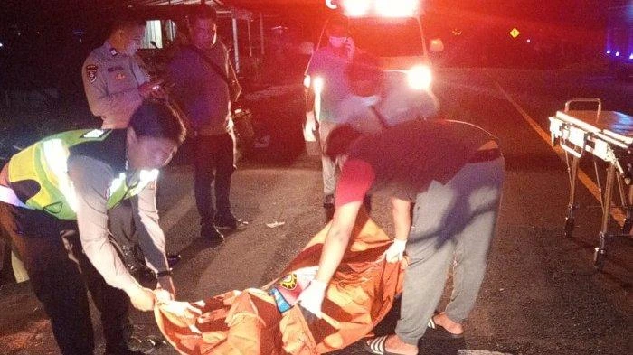 Kecelakaan yang merenggut seorang korban jiwa di Jalan Raya Banjarangkan, tepatnya di selatan Pura Kentel Bumi, Desa Tusan, Kecamatan Banjarangkan, Kabupaten Klungkung, pada Kamis (19/6/2025). (Foto: Istimewa)