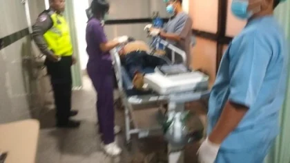 Petugas medis RSUD Buleleng memberikan penanganan kepada korban kecelakaan tunggal yang terjadi di Jalan Singaraja–Denpasar, sebelum akhirnya dinyatakan meninggal dunia. (Foto: Istimewa)