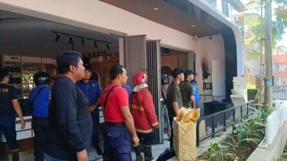 Petugas pemadam kebakaran dan aparat kepolisian saat mengecek lokasi kebakaran kecil di area pertokoan Pasar Seni Semarapura, Klungkung, Selasa (3/6/2025) (Foto: Istimewa)