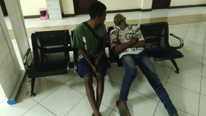 Dua pemuda asal NTT duduk di ruang tunggu Polsek Denpasar Selatan usai diamankan karena membuat keributan dalam keadaan mabuk di kawasan Jalan Sidakarya, Denpasar. (Foto: Istimewa)