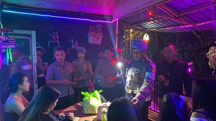 Petugas gabungan Polres Gianyar melakukan pemeriksaan di salah satu tempat hiburan malam di Jalan Sinta saat razia disiplin anggota Polri, Rabu malam, 18 Juni 2025. (Foto: Istimewa)