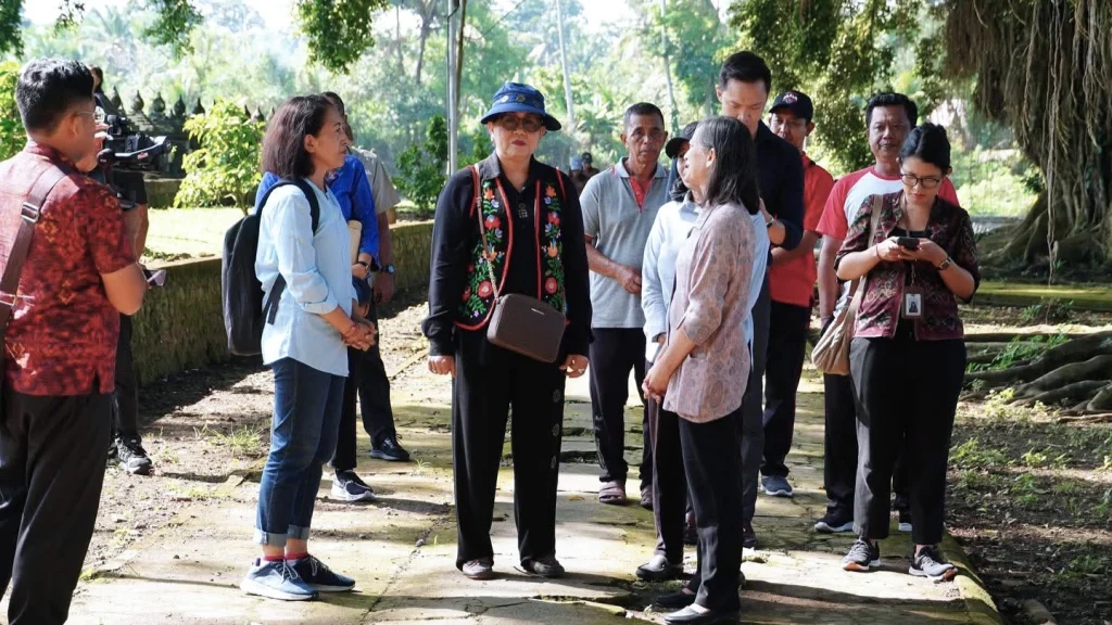 Ny. Putri Suastini Koster saat meninjau kondisi Taman Pujaan Bangsa Margarana di Kabupaten Tabanan, didampingi sejumlah pihak terkait, Rabu (18/6/2025). Kunjungan ini dilakukan untuk mendorong pelestarian situs bersejarah sekaligus penguatan nilai-nilai kebangsaan. (Foto: Istimewa)