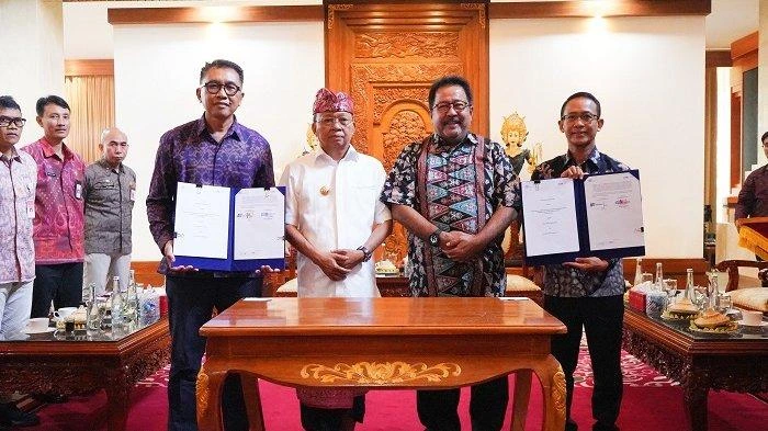 Gubernur Bali Wayan Koster bersama Wakil Gubernur DKI Jakarta Rano Karno berfoto bersama usai penandatanganan perjanjian pendahuluan kerja sama pembangunan sistem MRT di Bali, bertempat di Jaya Sabha, Denpasar, Jumat (13/6/2025). (Foto: Istimewa)