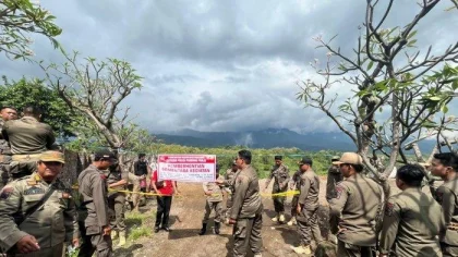 Petugas Satpol PP Buleleng saat melakukan penyegelan dan pemasangan spanduk penghentian sementara aktivitas di lokasi TPA ilegal Desa Pangkungparuk, Kecamatan Seririt, Rabu (25/6/2025). (Foto: Istimewa)