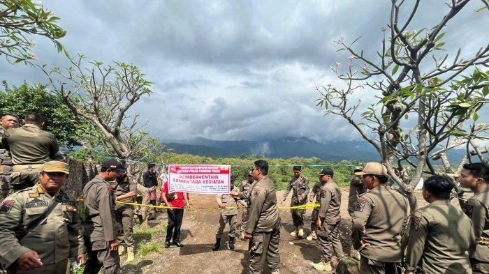 Petugas Satpol PP Buleleng saat melakukan penyegelan dan pemasangan spanduk penghentian sementara aktivitas di lokasi TPA ilegal Desa Pangkungparuk, Kecamatan Seririt, Rabu (25/6/2025). (Foto: Istimewa)