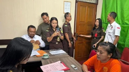 Tersangka Made Astini (kaus oranye) menjalani pemeriksaan oleh Kejaksaan Negeri Buleleng sebelum ditahan di Lapas Kelas IIB Singaraja, terkait kasus penyelundupan sabu ke dalam tahanan Polsek Seririt melalui makanan. (Foto: Istimewa)